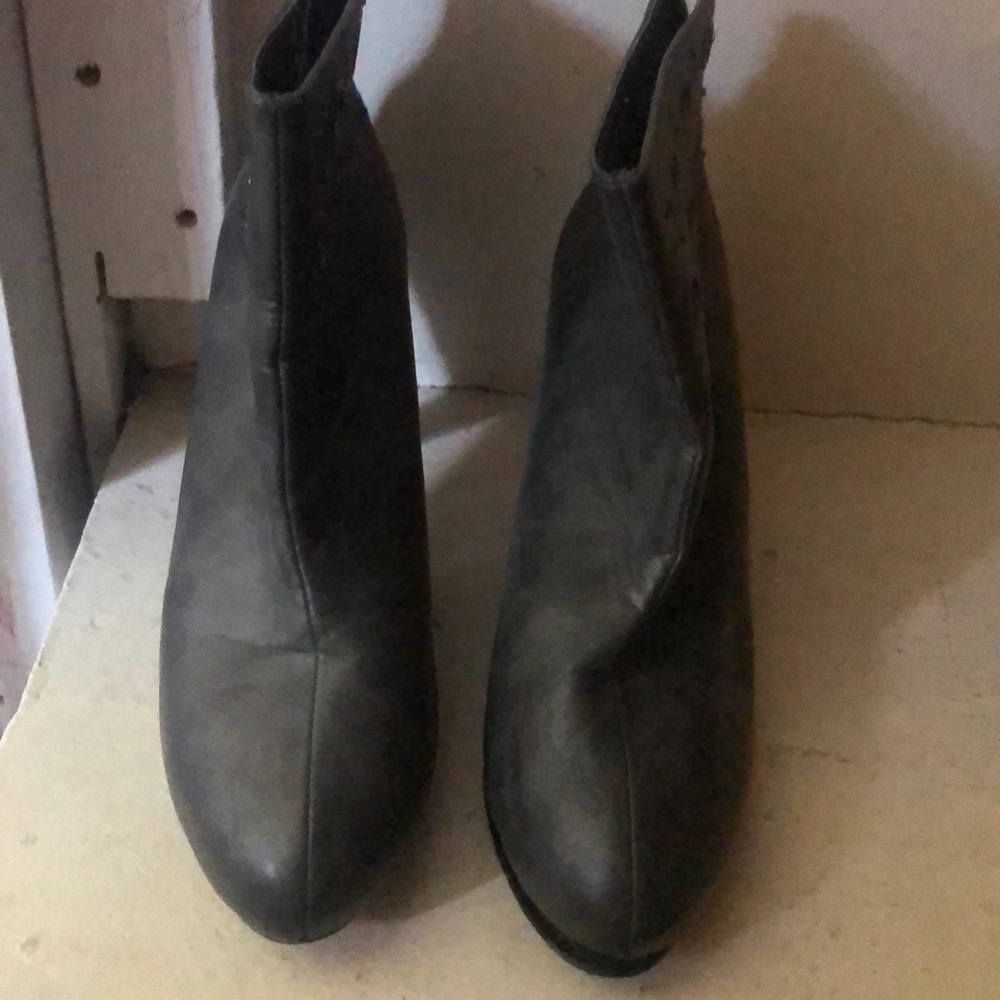 Bootys - Picture 2 of 3
